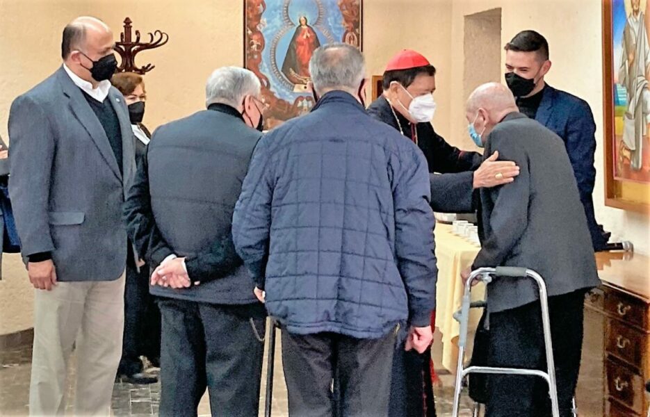 Cardenal Rivera Carrera celebra 36 aniversario episcopal con presbiterio de Basílica de Guadalupe