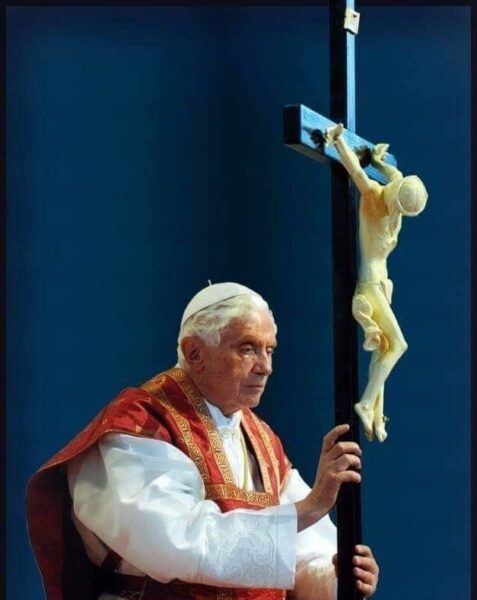 El informe a la francesa en Alemania y el trofeo de Benedicto XVI, el Papa Francisco y el novus ordo seclorum,  el banco del Vaticano.