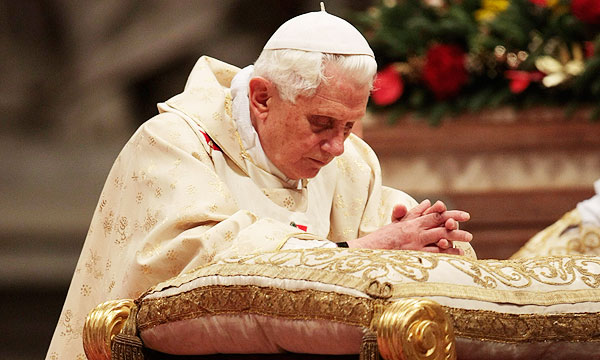 Los ataques a Benedicto XVI no censan, la desbandada de fieles en Alemania, la ex soberana de Malta, tormenta litúrgica, el abortero Macron.