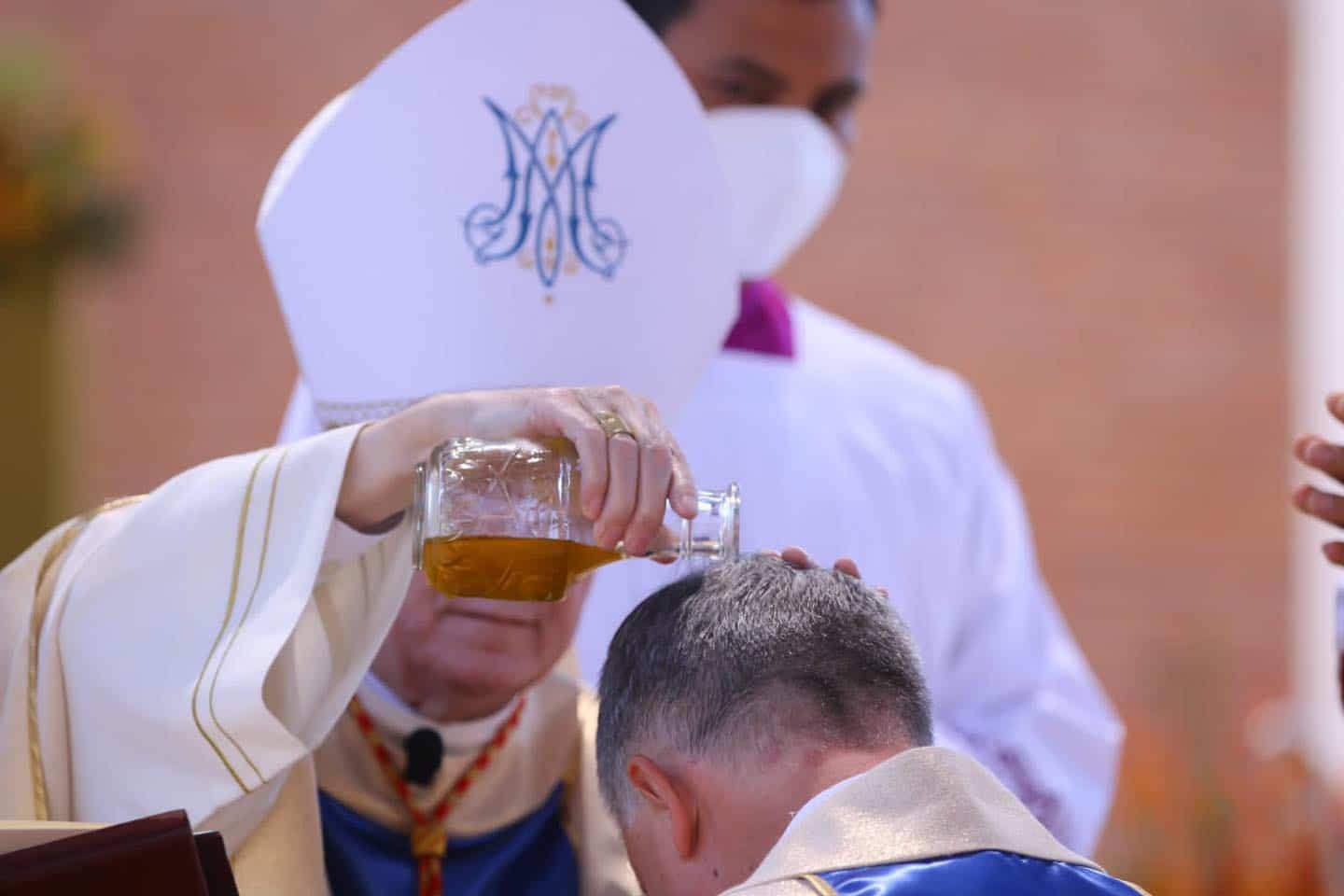"Derrame sobre ti el bálsamo de la unción santa". Foto: Cardenal Robles Ortega FB
