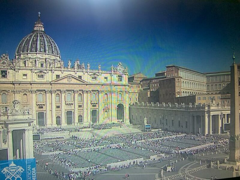 El Papa Francisco en una plaza desierta, ¿hacia un papa romano?, el martirio de Zen, el demonio Putin y el ¿santo? Zelensky,  el Padre Pío y el Vaticano,  monaguillos carcas.
