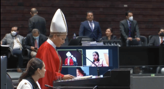 Trans presenta iniciativa en Cámara de Diputados parodiando obispo: “Su Dios, también es mi Dios”