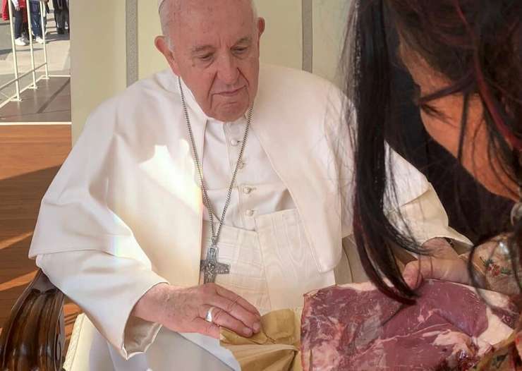 Ultracatólicos al poder, el Vaticano de Becciu contraataca, en El Salvador sí, diez años de pontificado, el chuletón del Papa Francisco.