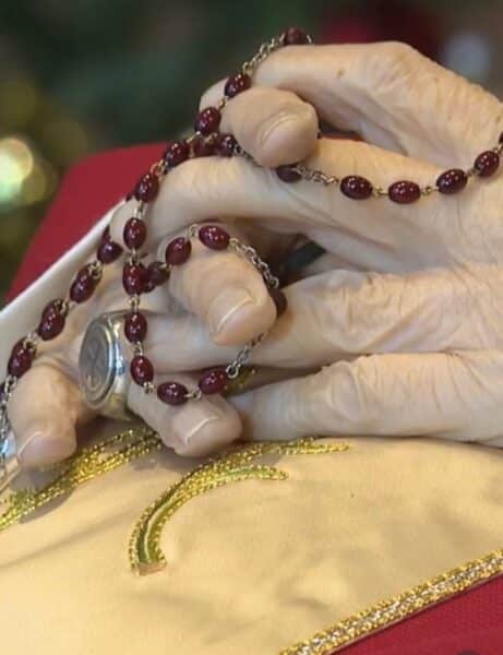 La plaza de San Pedro y la basílica vuelven el culto, la autodestrucción de la iglesia, cónclave en marcha, los testamentos de Benedicto XVI.