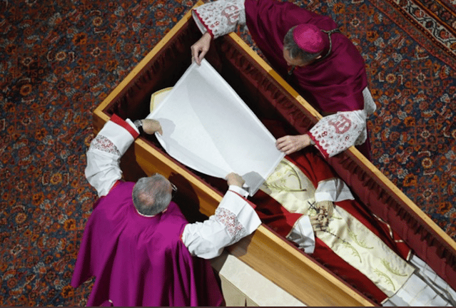 La mezquina homilía del Papa Francisco y sus mezquinas decisiones, el futuro del Padre Georg, ‘que es el cristianismo’ de Benedicto XVI, feliz Epifanía.
