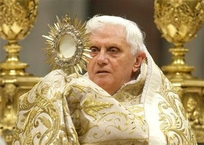 El día en que la iglesia cambió: en el último adios a Benedicto XVI la iglesia del futuro se hace visible. Requiem aeternam dona ei, Domine.