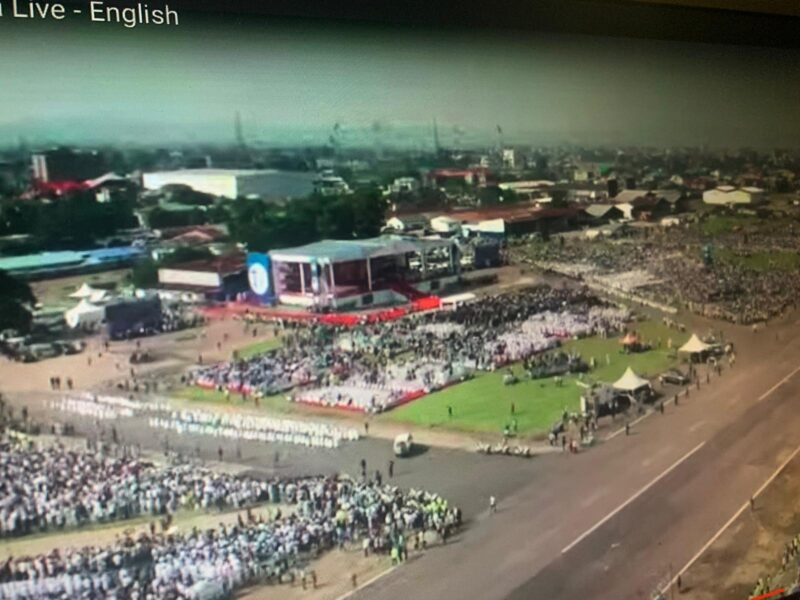 El Papa Francisco en el Congo, los lobos de san gallo, de libros póstumos, la borrachera postconciliar, misa ‘clandestina’ por Benedicto XVI, los 90 años del führer.