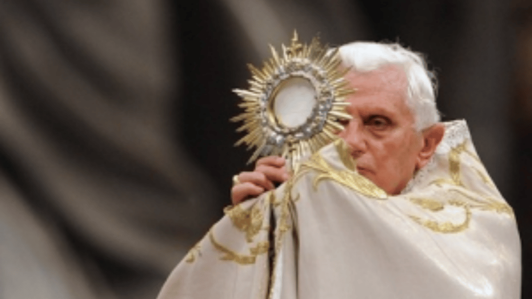 La Misa católica como nadie la explicó nunca antes. Un texto inédito del papa Benedicto