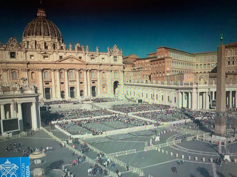 Luces, sombras y penumbras del Papa Francisco, los poderosos y sus guerras, los números del Vaticano, inmigración y jubileo, el microchip.