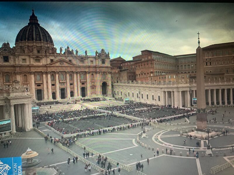 La plaza más vacía, los inútiles pactos chinos del Papa Francisco, libro- entrevista a Müller, la incompetencia reina en el Vaticano.