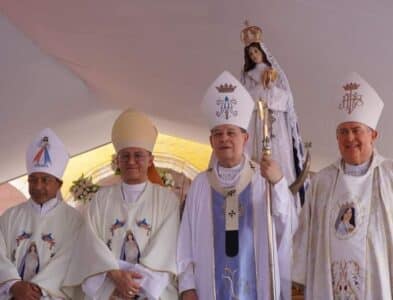 Nuncio apostólico acompaña peregrinación en Yucatán; elevan parroquia de Izamal al grado de Santuario