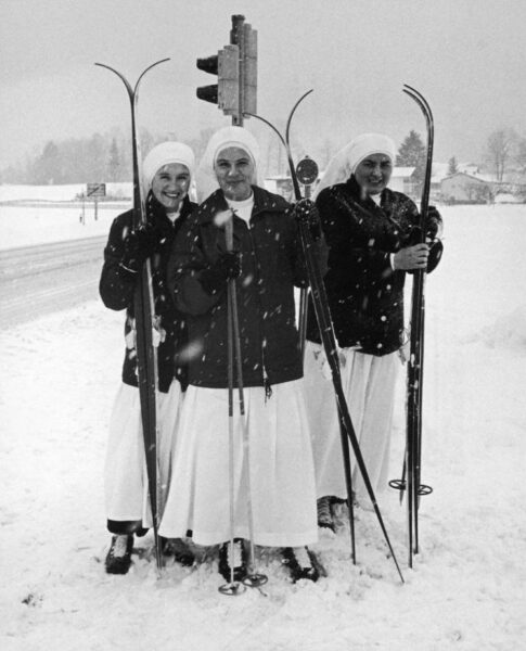 El Papa Francisco y su ‘obispa’,  el retroceso estratégico de fiducia supplicans, el Vaticano y China,  entre moros y judios,  el planeta verde, hermenéutica en Benedicto XVI.