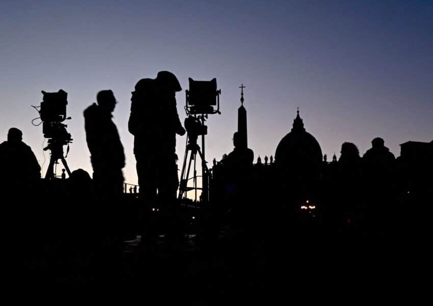 Los dientes de los medios, en Alemania se cede sin conceder, el castigo de un pontificado, purga SJ de ‘hermanos difíciles’, Zuppi quiere mas separaciones, los hermanos masones.