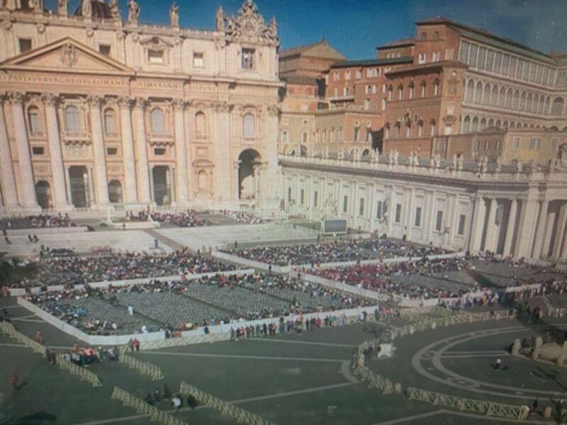 Otra audiencia vacía, monarquía y sinodalidad, los espías del Vaticano, la comunicación del Papa Francisco, el testamento de Cordes.