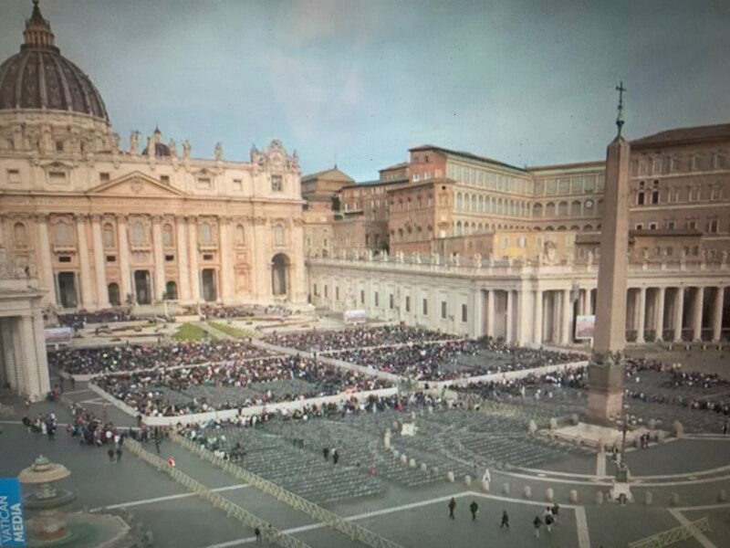 El ‘traidor e inhumano’ secretario de Benedicto XVI, el Papa Francisco no quiere ‘túmulo’, el virus y los sacramentos, el ‘Resucitado’ por el suelo en el Vaticano, las diaconisas, la boda del obispo.