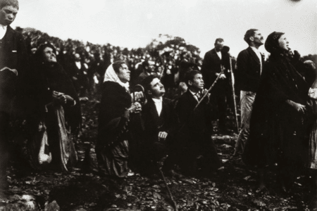 Fátima, un mensaje para nuestros tiempos: «Se ganan más batallas de rodillas que con los puños»