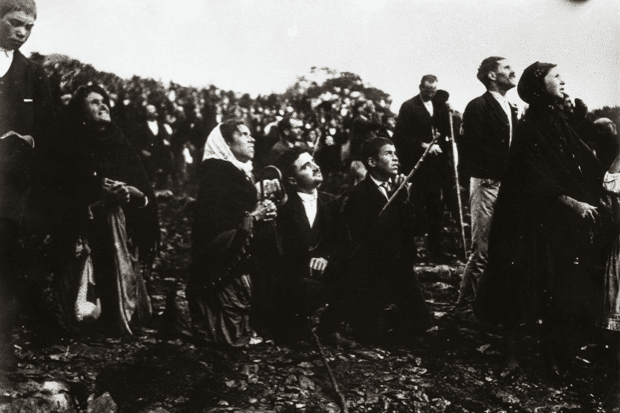 Fátima, un mensaje para nuestros tiempos: «Se ganan más batallas de rodillas que con los puños»