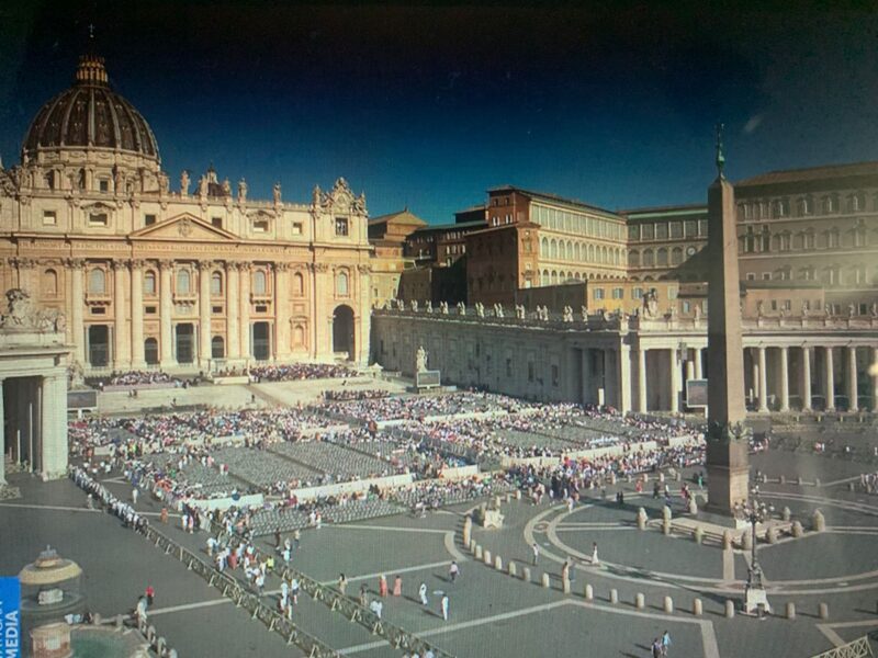 Miércoles de audiencia, la excomunión de Viganò, San Josemaría, la autoridad perdida del Papa Francisco, milagro eucarístico, los clientes del Vaticano, entrevista a Valli.
