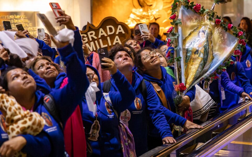 Llega magna peregrinación de mujeres a los pies de la Virgen de Guadalupe