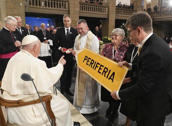 El Papa Francisco en «la periferia» de Europa, la popularidad papal cae en América, entre animales y niños, «Sodalitium Christianae Vitae”, la tierra madre, Populus Summorum Pontificum.