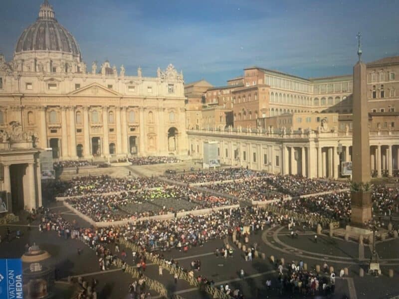 Encuentros con jesuitas del Papa Francisco, personajes del Vaticano, Becciu se defiende, la fraternidad Sant’Egidio, la parroquia sin papa, el sínodo sin alemanas.