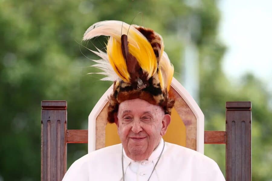 El Papa Francisco en Papúa con el «Verbo Encarnado», las víctimas de Timor Oriental, los sinodales italianos, al Abad Primado, reapertura de Notre Dame.