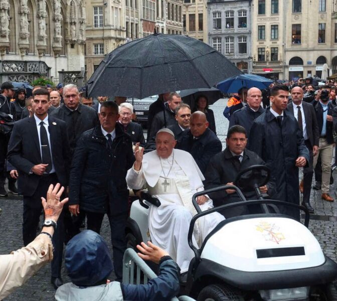El Papa Francisco regresa de Bélgica: aborto, mujeres, abusos, guerra y la santidad de un rey; «ex maculatis immaculata», la Fraternidad de San Pedro, la oración de Balduino I.