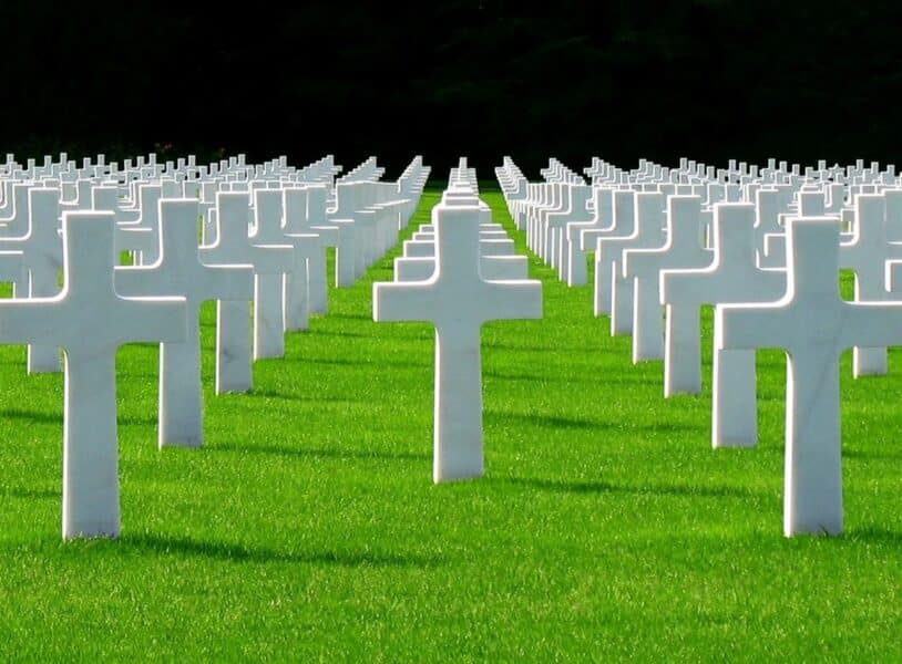 La IA en la Basílica de San Pedro, guerra civil en el Vaticano: Becciu muy cabreado, ‘Mensuram Bonam’, Zen contra el fracasado sínodo, la muerte de Europa, oraciones por Canadá, las campanas de París, la grandeza de la fe.