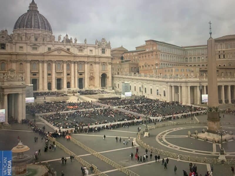 El Papa Francisco en la plaza vacía, los rabinos europeos y el genocidio, 1000 días de guerra, ¿Rupnik?, el abeto, cenas solidarias, los Bernini de España, los desahucios del Vaticano, el cambio de época.