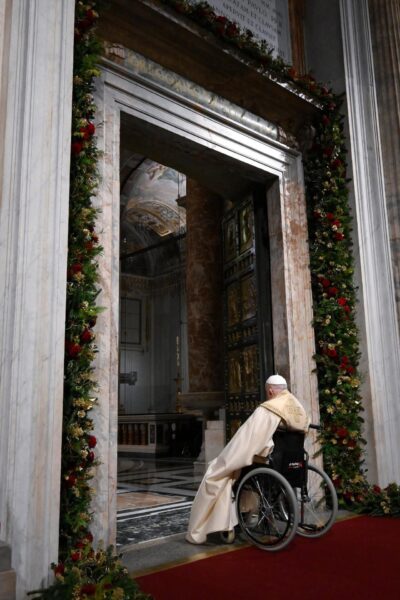 El Papa Francisco inaugura el año jubilar: una iglesia en silla de ruedas, muerte en Vaticano, Benedicto XVI y la Pelosi, desalojos jubilares, «ad Deum qui laetificat juventutem meam», ¡Feliz Navidad!