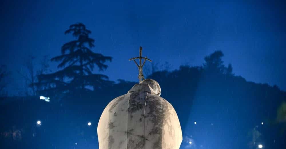 El Papa Francisco ha hablado, hasta el sábado sin noticias, récord papal de invisibilidad, las odiosas comparaciones, el temido M12 en el Vaticano, más pérdidas en el IOR,  ¿África abandonada?