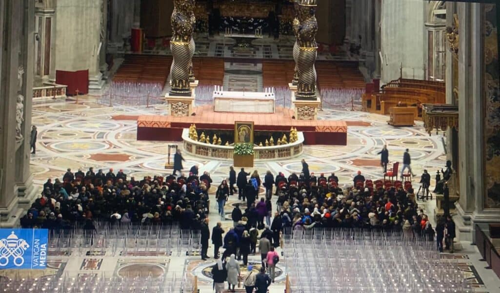 El día 14 del Papa Francisco en el hospital,  el vacío del rosario en San Pedro, el jubileo del Gemelli,  el ocaso del pontificado, de donationibus, cosas de China, entrevista a Erdö y a Müller.