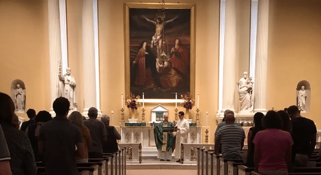 Ante el temor de deportaciones, inmigrantes en Los Ángeles recurren a talleres parroquiales