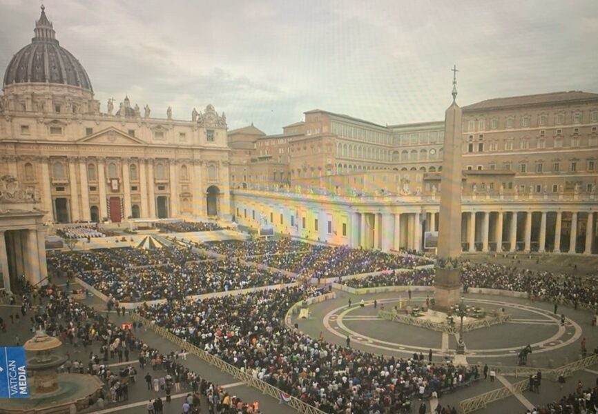 La Semana Santa con sorpresas del Papa Francisco, el Vaticano preocupado por las intenciones de la Misa, otros espolios pontificios en la historia.