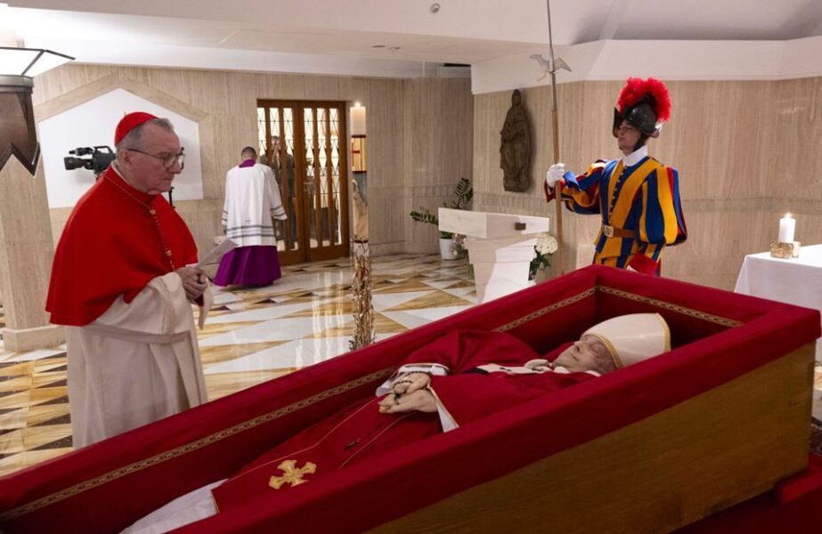 Lo sabios callan y los necios hablan, el cadáver del Papa Francisco en Santa Marta, ¿Que aire se respira en el Vaticano?¿Entrará Becciu al cónclave? ¿al papa lo elige el Espítiru Santo?