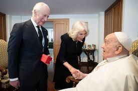 El Papa Francisco con Carlos III, Enrique VIII el «Defensor Fidei», el el Vaticano ¿todo va muy bien?, el costoso e inútil dicasterio de Comunicación, ‘Opera Aperta’ en Venecia, en embajador católico de Estados Unidos.