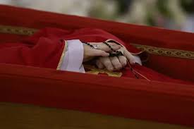 El Papa Francisco en San Pedro, los cardenales resucitan, ¿Qué pasa ahora?,  primeros balances de un pontificado paradójico e incompleto: una Iglesia sufriente, desorientada y desgarrada.