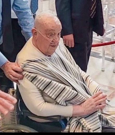 Lamentable presencia del «cuerpo del Papa Francisco» en San Pedro, un Vaticano desorientado y sorprendido, el papable Aveline, Stabat Mater Dolorosa.