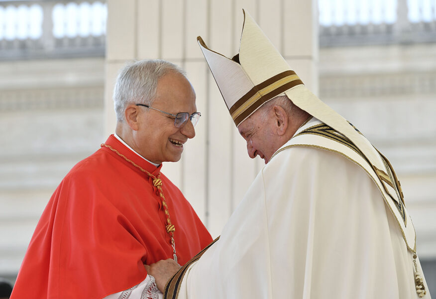 El papa Francisco saluda al entonces cardenal Robert F. Prevost durante un consistorio en la Plaza de San Pedro del Vaticano el 30 de septiembre de 2023. El cardenal Prevost, nacido en Estados Unidos, se convirtió en el primer papa estadounidense de la historia al ser elegido en el Vaticano el 8 de mayo de 2025, adoptando el nombre papal de León XIV. (CNS/Vatican Media)