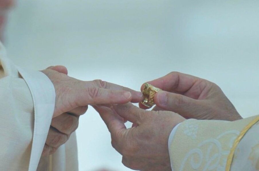 «Ad multos annos, Santità», León XIV entusiasma y empieza a decepcionar, una medida ceremonia, movimientos en el Vaticano, vuelve la música, los ‘tradis’ contentos, un papa entrenado.