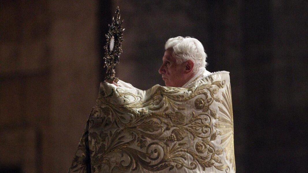 El Papa con la radio del Vaticano, primera entrevista de León XIV, The Chosen, el Papa Americano, la alargada sombra del Papa Francisco, los santos molestan, «la tierra de los vivos».