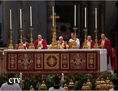 Castelgandolfo vacío desde Benedicto XVI, el Papa León XIV primado de Italia, la Cruz en el centro, la ley de la oración, masacre en Nigeria, otro obispo colorido, diez novedades del pontificado.
