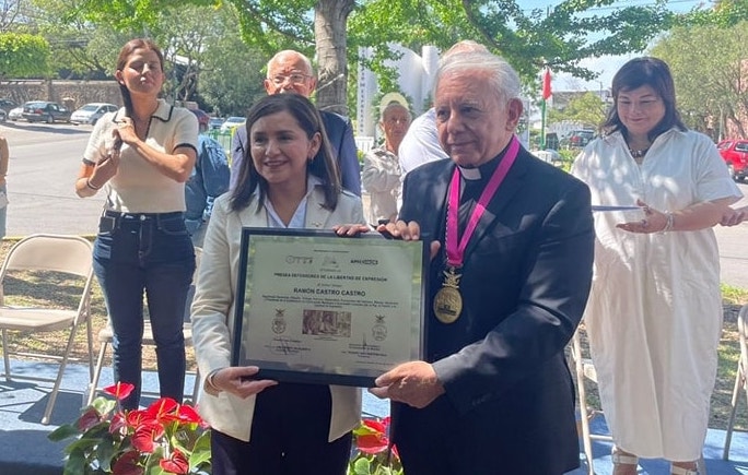 Obispo de Cuernavaca recibe galardón por defensa de la libertad de expresión