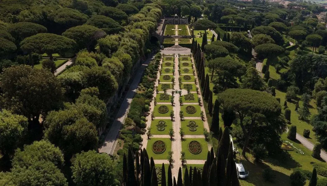 El Papa en el paraíso de Castelgandolfo, la larga historia de las villas papales, dos intervenciones diarias del Papa León,  Frassati en Roma ¿y Acutis?, Nichols con el orgullo, el nuncio en Canterbury, funeral por un sacerdote, bodas de oro de Ranjith.