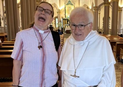 ¿Quién es la sacerdotisa anglicana que “concelebró” con el obispo emérito de Saltillo?