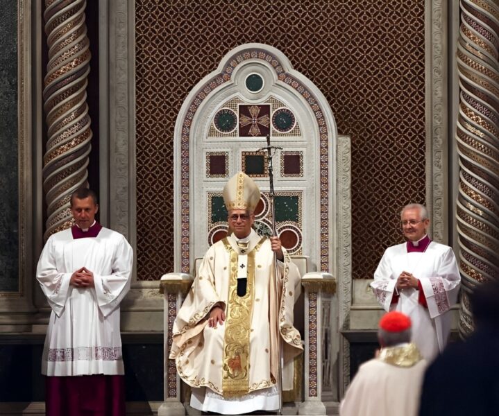 León XIV con víctimas de abusos, primer consistorio, el Papa en Letrán, seis meses de pontificado, entrevista a Allen, 80 de Nichols, la Pelosi de va, desde León XIII.  