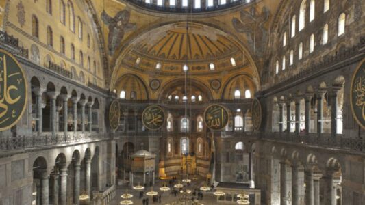 El Papa León XIV: no reza en la mezquita, no visita Santa Sofía; hay católicos en Turquía, el cachondeo sinodal, obispos que no ven nada, el islam se radicaliza, el Adviento y la ‘ontología del deseo’.