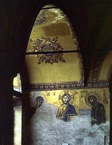 El consistorio: cardenales, sinodalidad y liturgia; problemas heredados por León XIV: el Banco del Vaticano el hospital del Padre Pío, China no existe, el patrimonio perdido, abusos en el Opus Dei, Chile católico, las vidrieras de Macron.