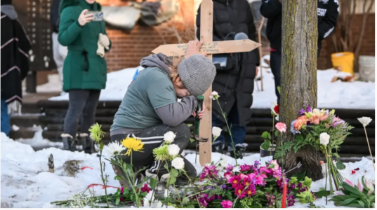 Arzobispo pide oraciones tras asesinato de mujer por agente del ICE en Minneapolis