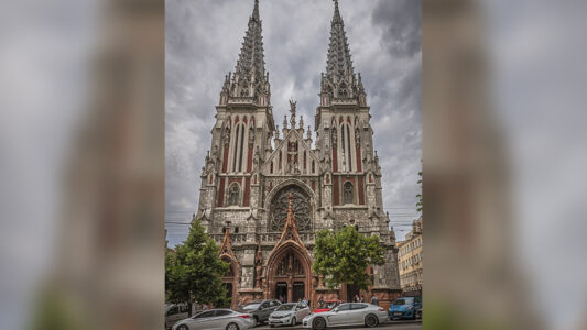 El León XIV con los familiares de Crans-Montana, Schneider y el anti motu proprio, los agustinos de moda, el Papa retoma las buenas costumbres, el Convivium de Madrid, ¿Y cúba?, ¿Y Nicaragua?, entre el decir y el hacer, el timo de PriestChat, la catedral de Kiev.